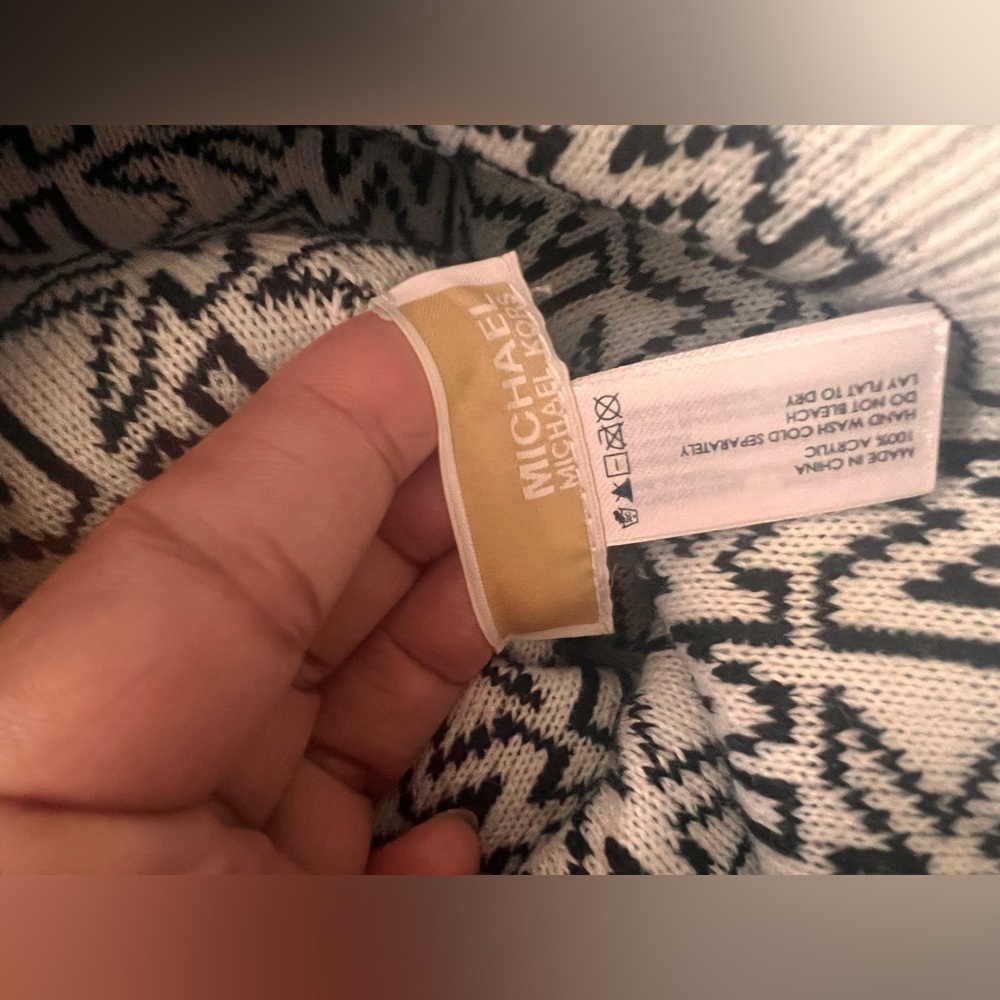 Michael Kors Reversible Beanie Black and White - Picture 2 of 4